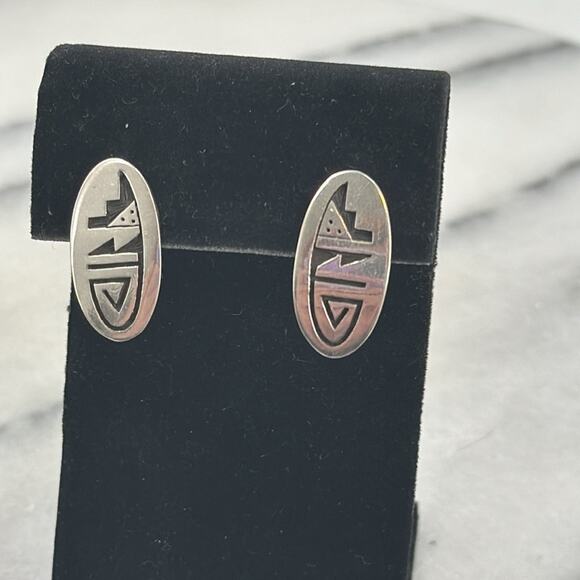 Dine Native American sterling silver stud earrings - Picture 2 of 4